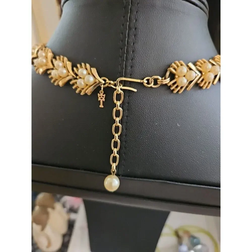 VINTAGE CROWN TRIFARI SIGNED FAUX PEARL BRUSHED AND GOLD TONE NECKLACE - Picture 9 of 13